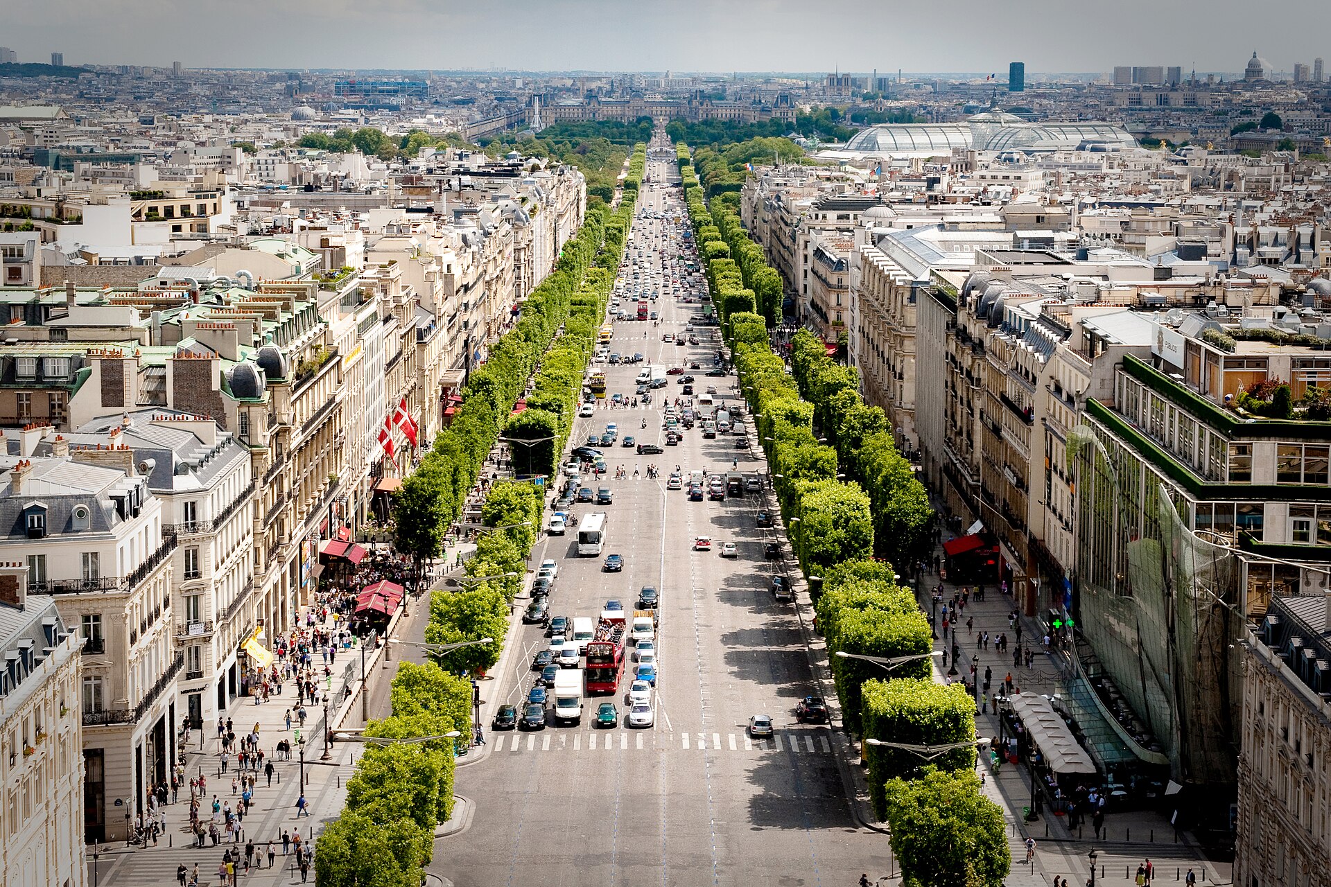 Avenue des Champs-Élysées avec l'Arc de Triomphe au fond